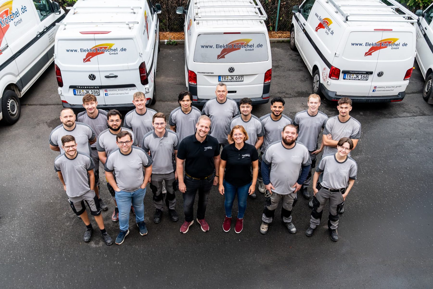 Das Team von Elektro Kröschel vor den Firmenwagen