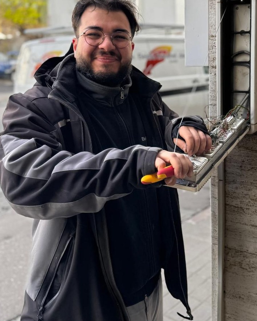 Kollegen von Elektro Kröschel auf der Baustelle